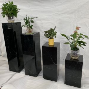 Blomkrukapelare i marmor