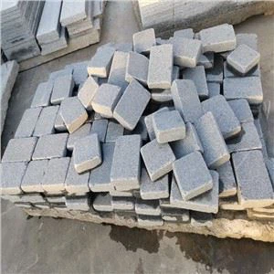 G654 Mörkgrå Granit Tumbled Cobble
