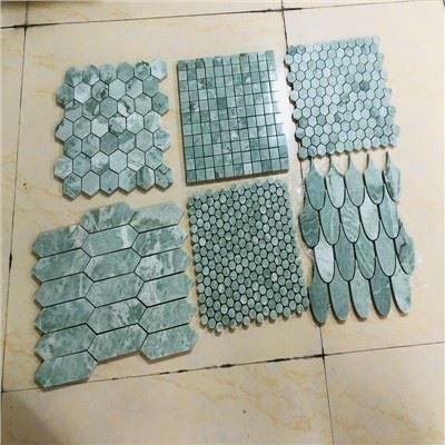 Grön mosaikplatta