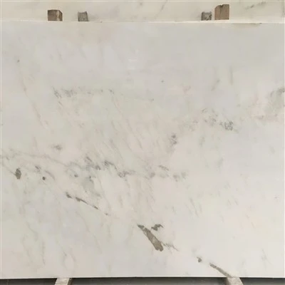 Calacatta vita orienterade marmorplattor